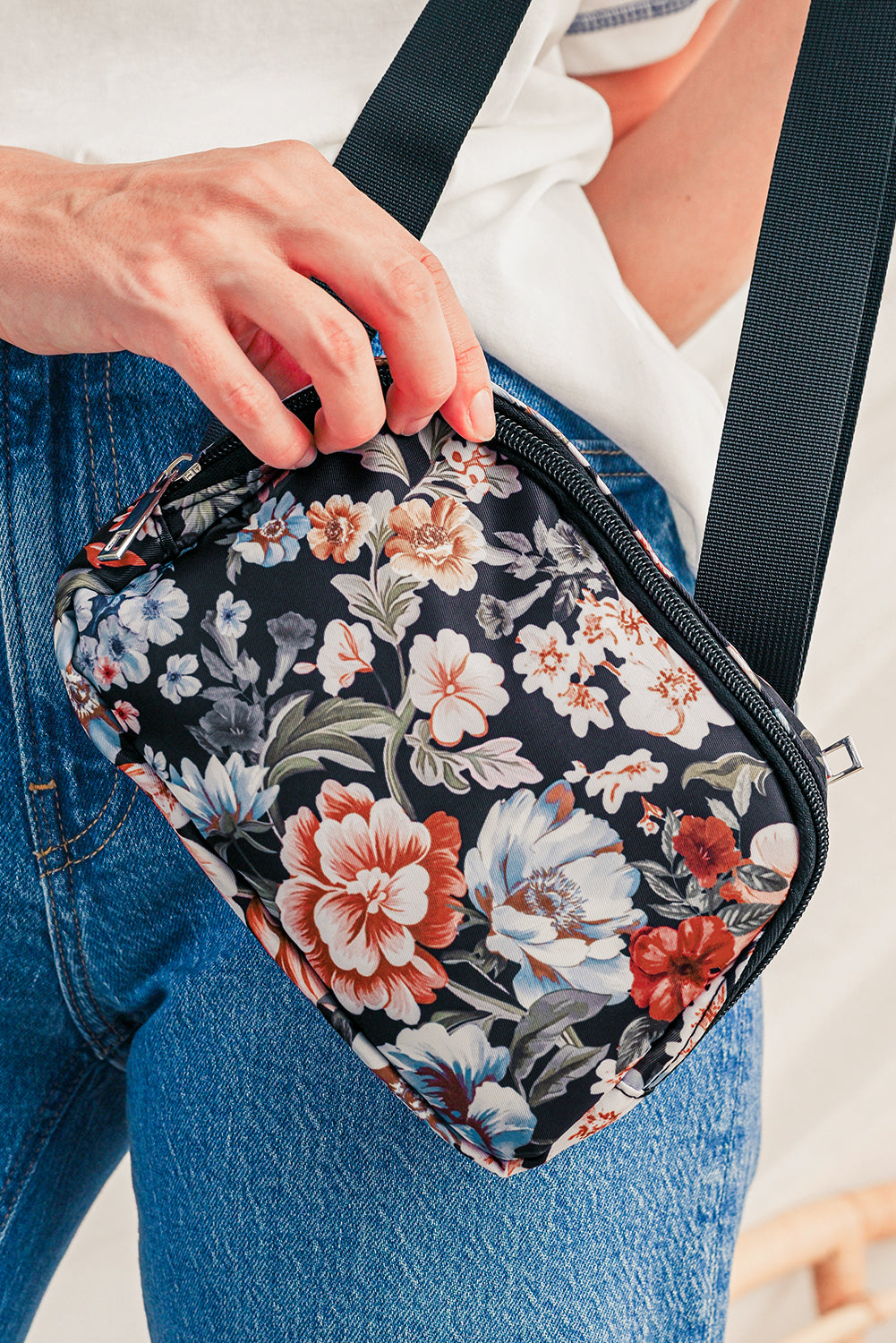 Schultertasche mit Reißverschluss und breiten Riemen