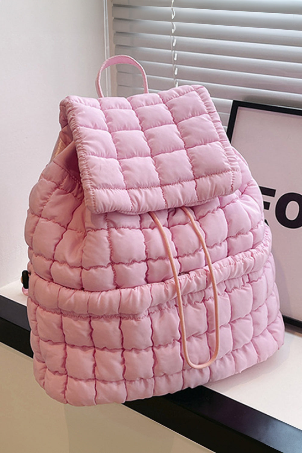 Einfarbiger, gesteppter Puffer-Rucksack mit Klappe