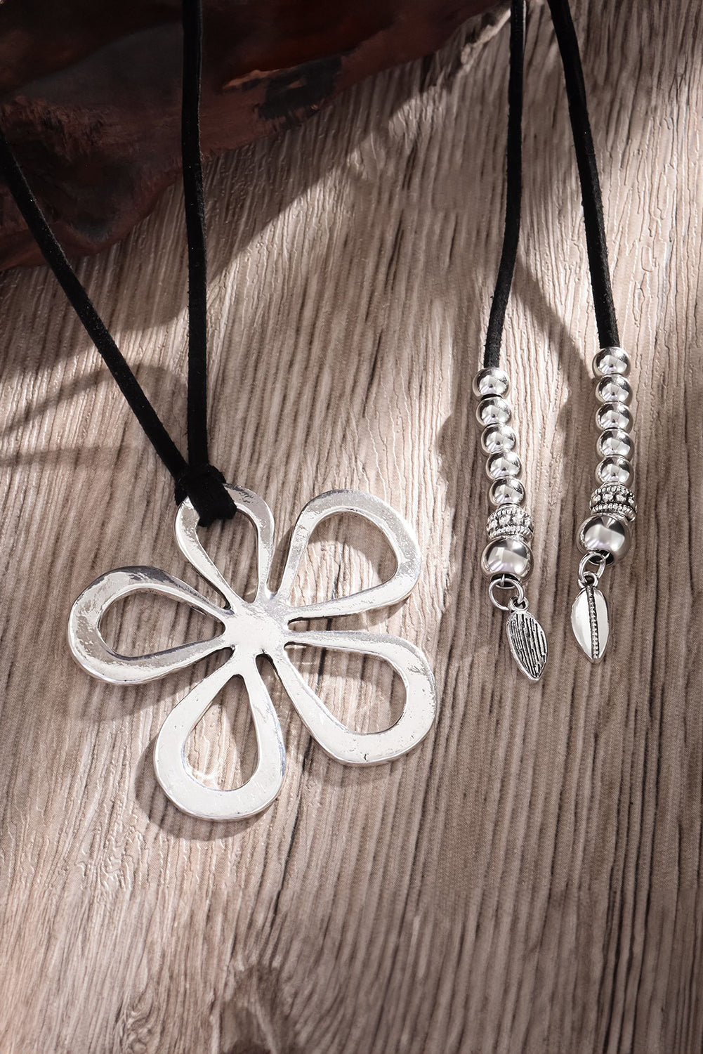Collier en Y en cuir à motif floral ajouré