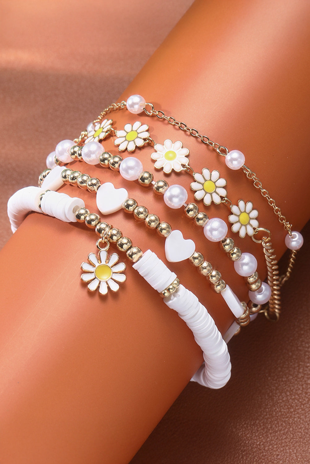 Mehrlagiges Armband-Set mit Gänseblümchen-Herzperlen