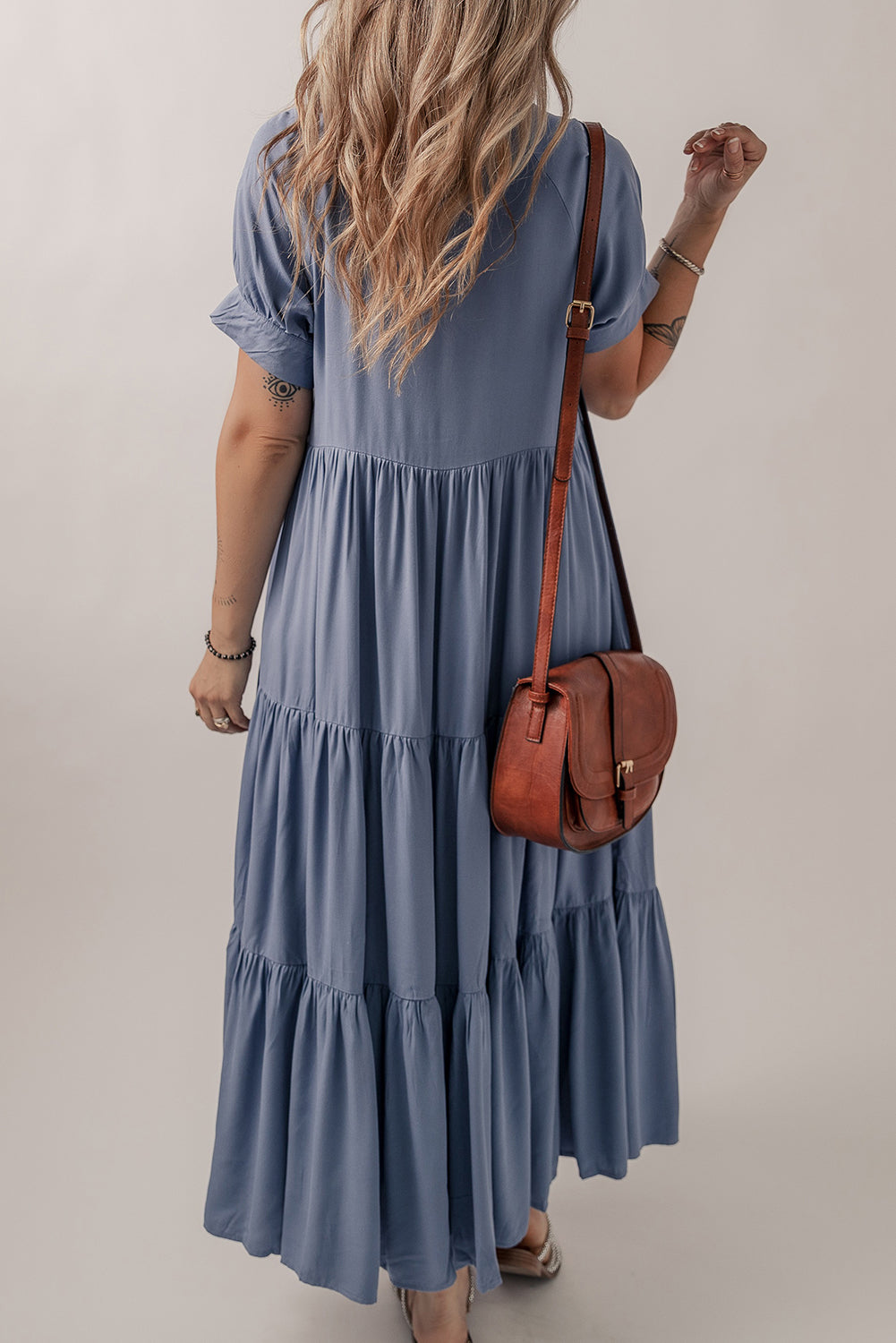 Robe longue évasée à volants et manches courtes, boutons cachés