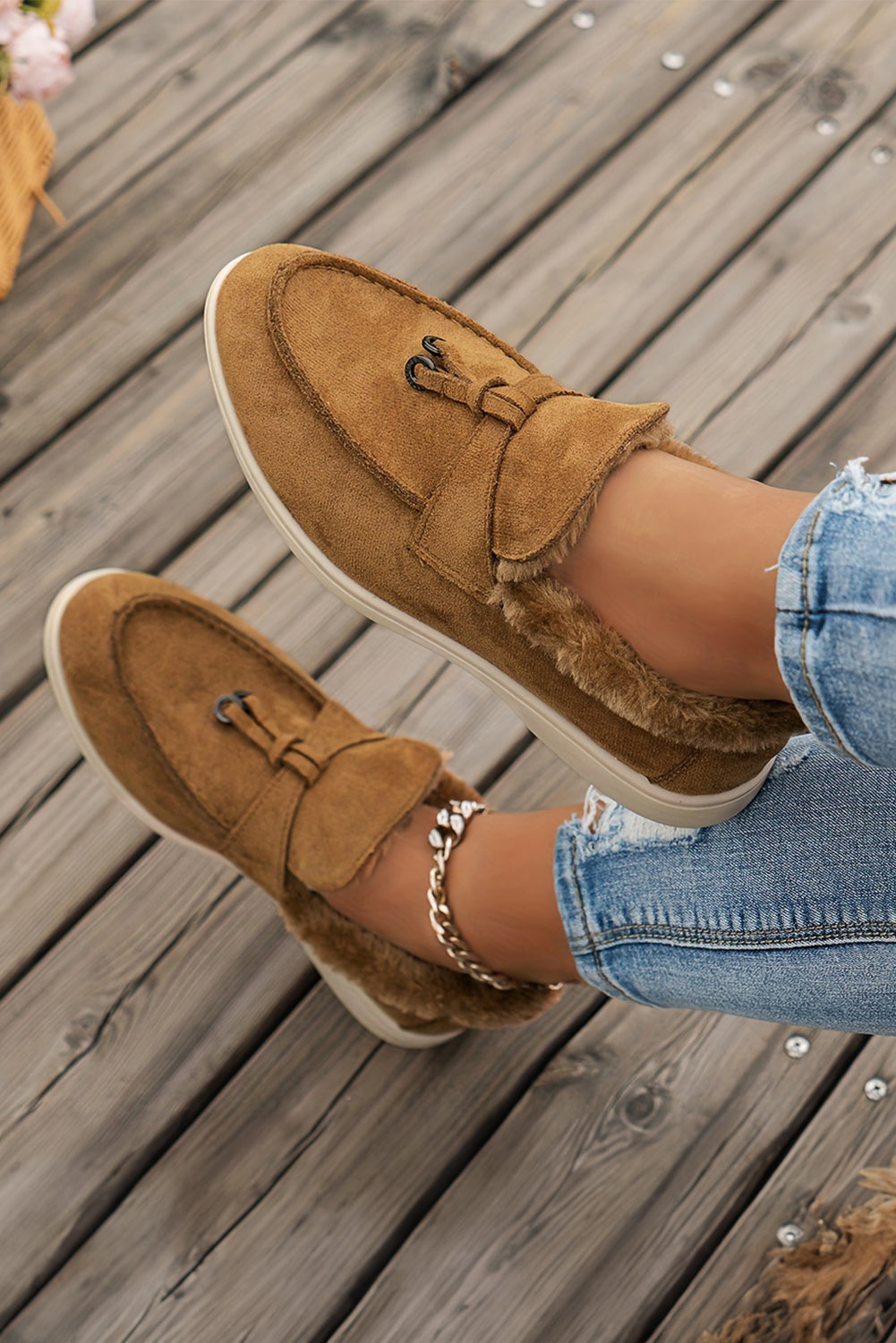 Flache Slipper aus Wildleder mit Fellfutter