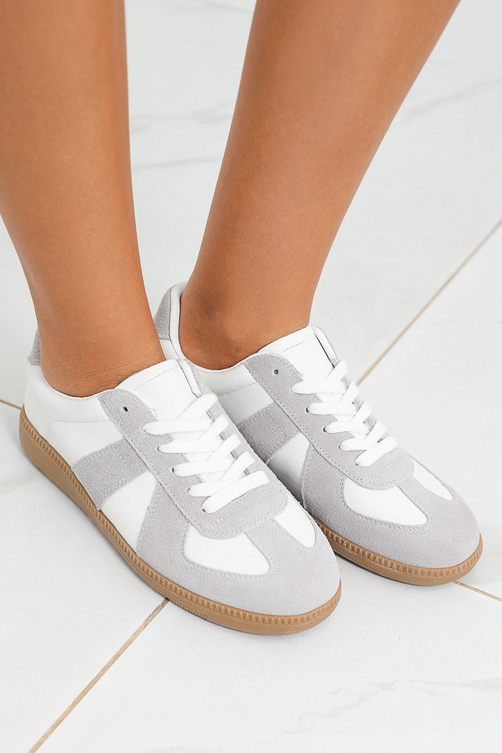 Flache Schnürschuhe aus PU-Leder und Wildleder mit Patches