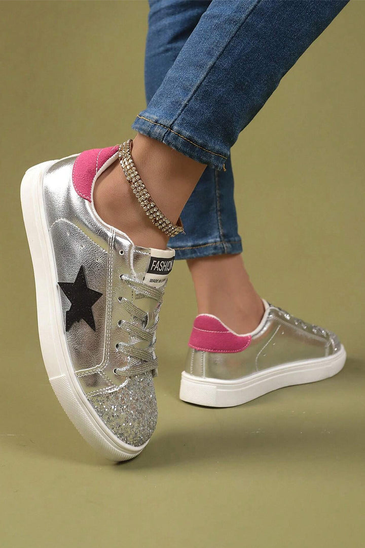 Flache Slipper mit metallischem Glanz und Sternmuster 