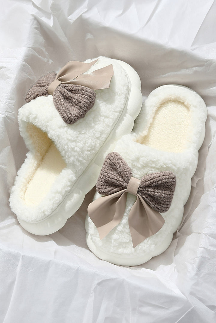 Chaussons d'hiver en peluche avec nœud contrasté (les couleurs des nœuds peuvent varier selon le lot)