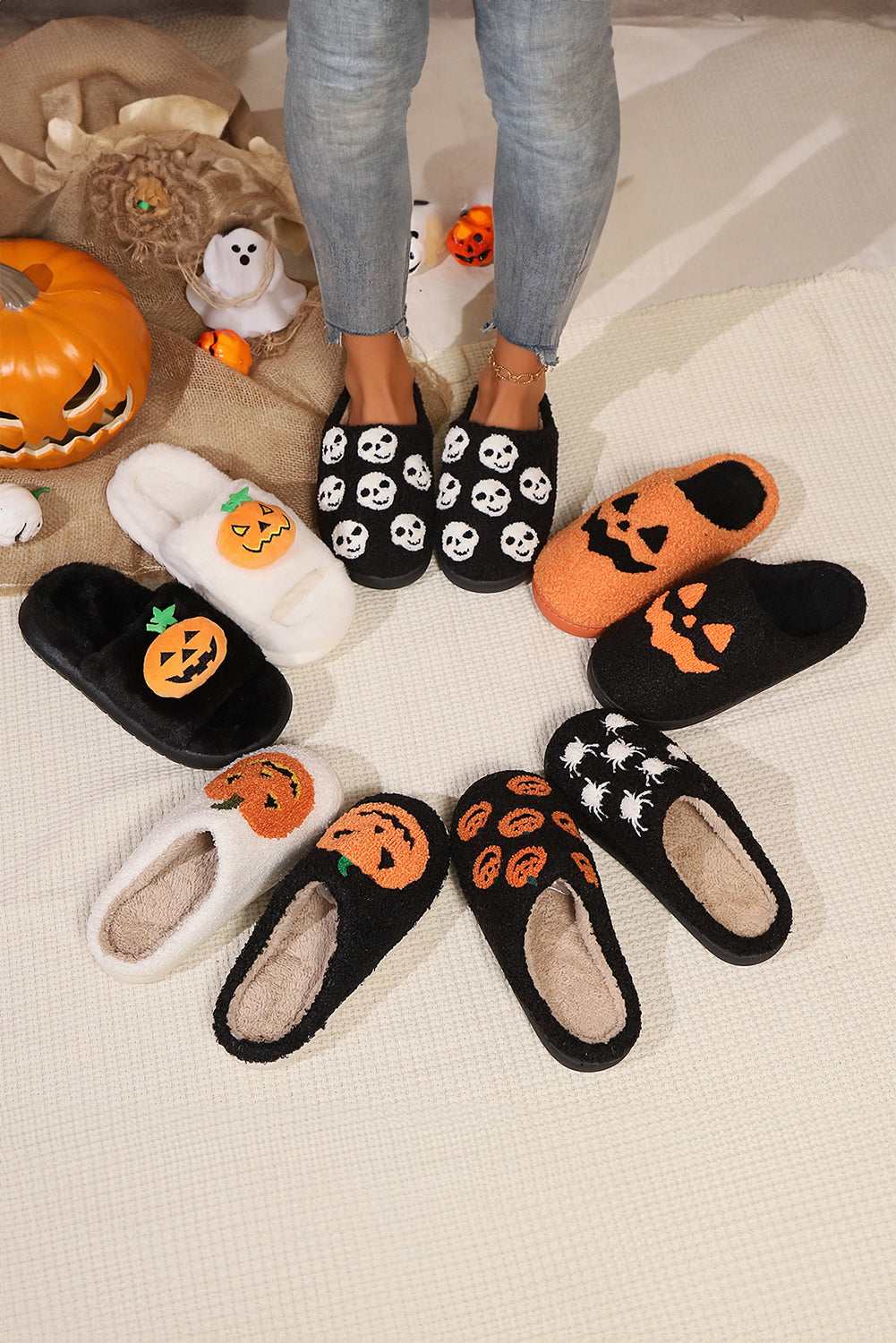 Plüsch-Hausschuhe mit Halloween-Kürbis-Print