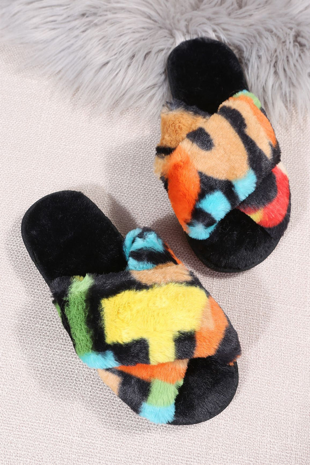 Chaussons d'intérieur en peluche à brides croisées et blocs de couleurs