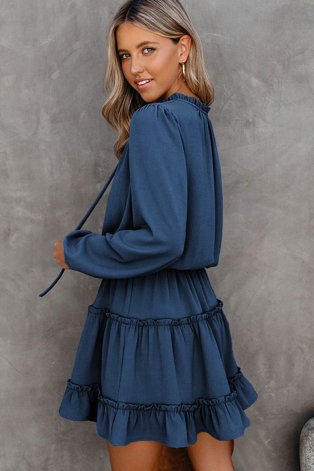 Robe courte à volants et manches longues à col en V foncé