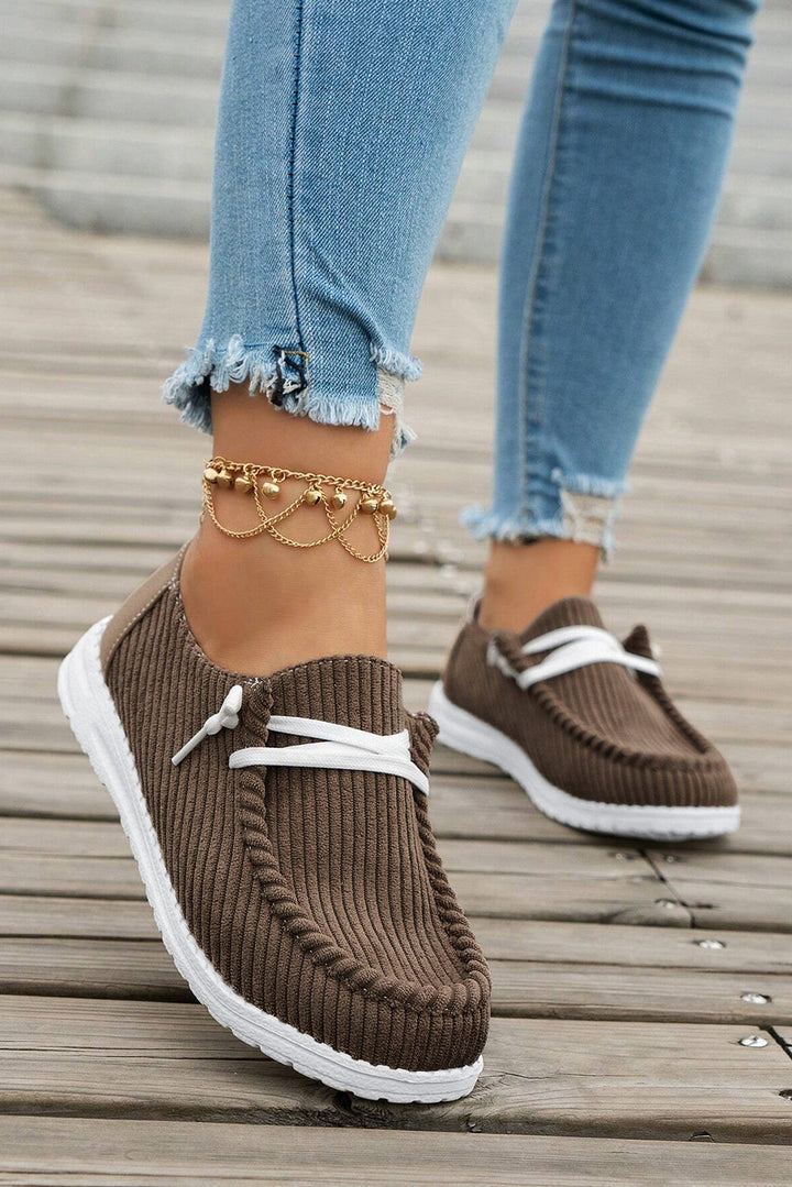 Einfarbige, gerippte Criss-Cross-Schlupfschuhe