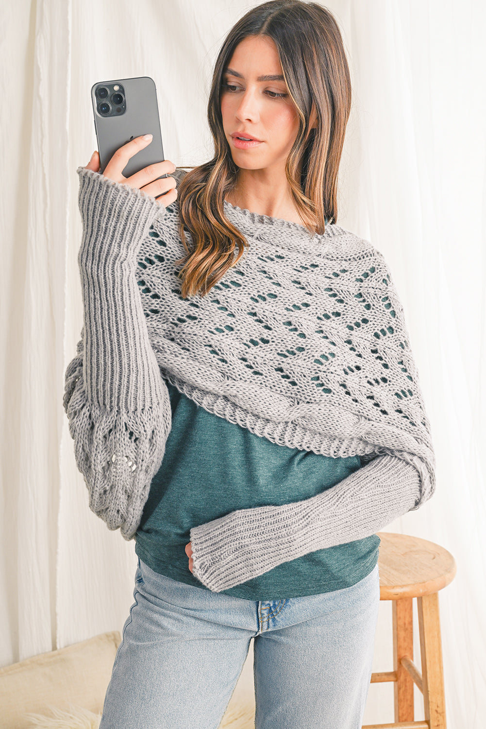 Strickschal mit Kreuzdetail und Ärmeln