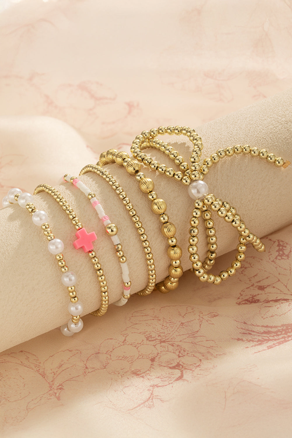 Bracelet multicouche plaqué orné de perles et de nœuds papillon