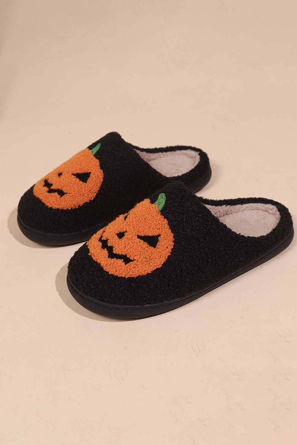 Plüsch-Hausschuhe mit Halloween-Kürbis-Print