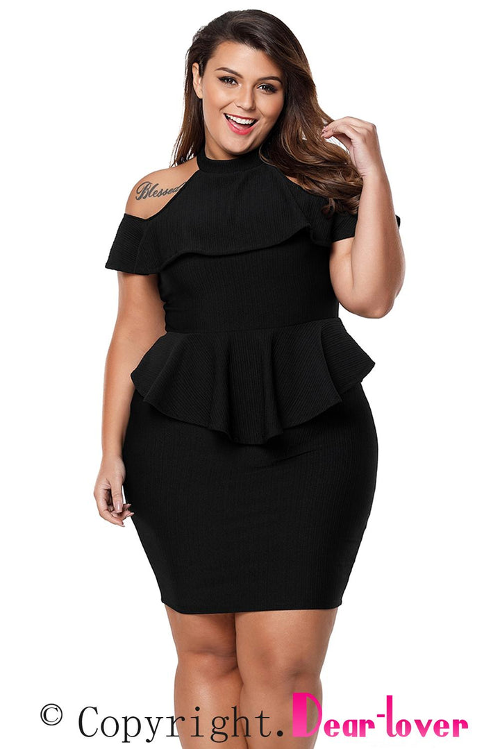 Robe moulante à épaules dénudées et basque grande taille