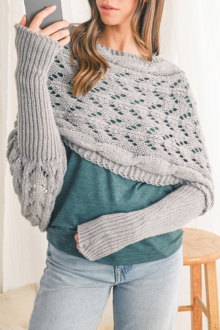 Strickschal mit Kreuzdetail und Ärmeln
