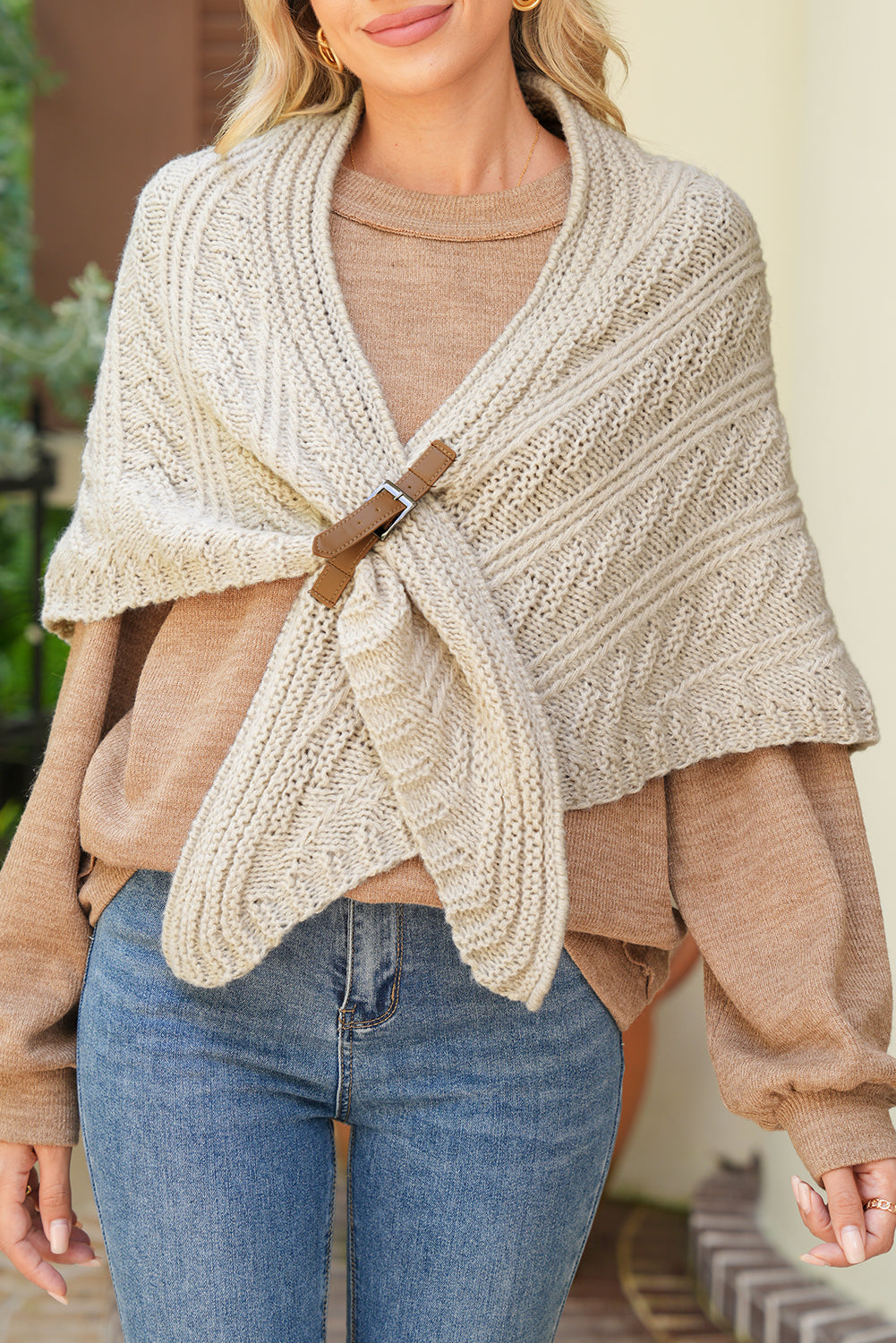 Dreieckiger Schal mit Gürtel aus Kunstleder