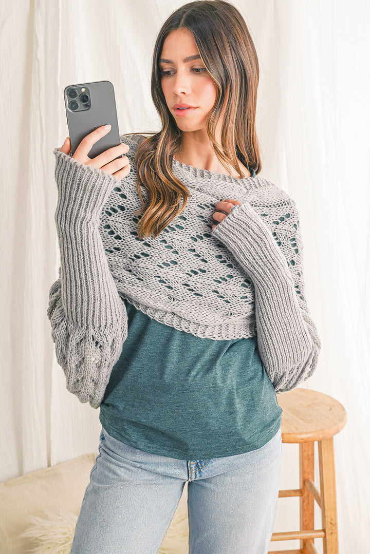 Strickschal mit Kreuzdetail und Ärmeln