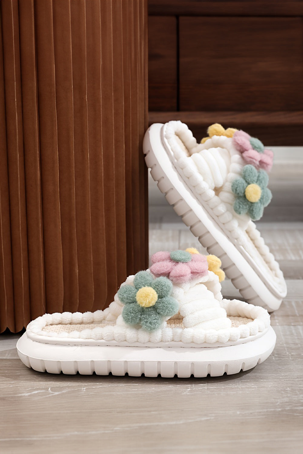 Chaussons ouverts à brides croisées et fleurs duveteuses