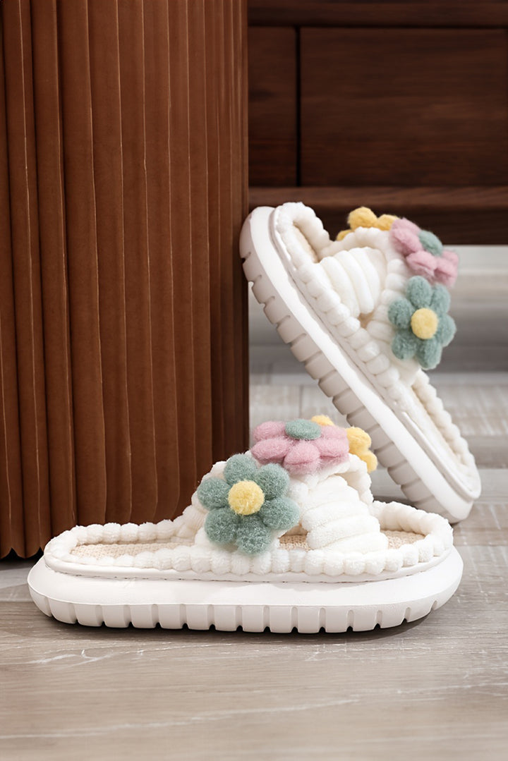 Chaussons ouverts à brides croisées et fleurs duveteuses