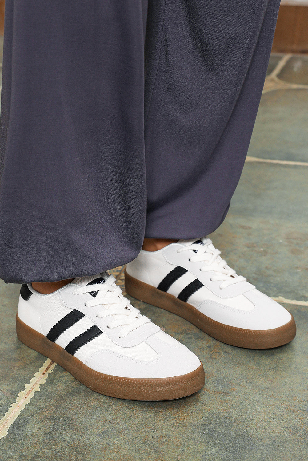 Flache Sneakers mit Streifenmuster und Schnürung