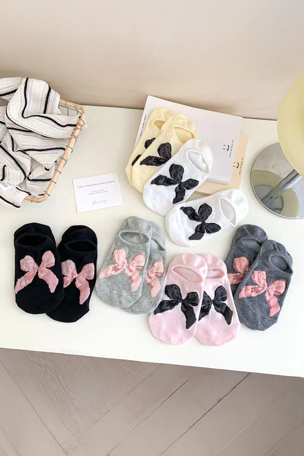 Chaussettes souples invisibles avec nœud papillon