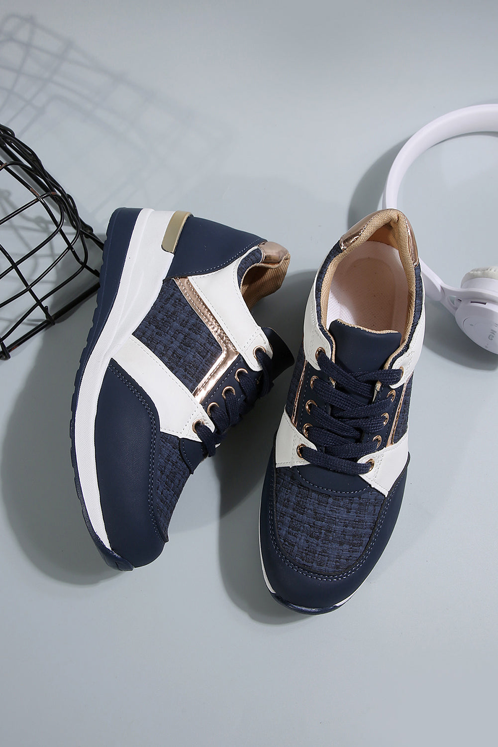 Keilsneaker mit Glitzerpatches und Schnürung