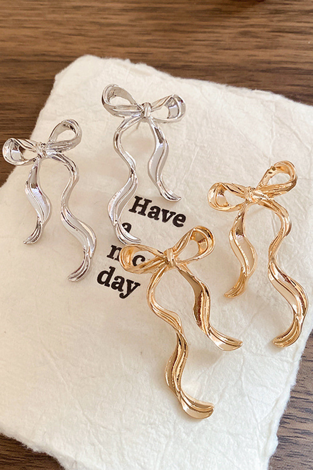 Ohrstecker aus plattierter Legierung in Schleifenknotenform