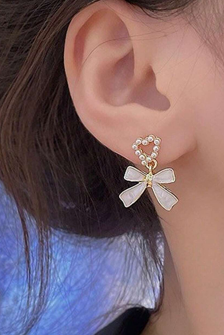 Perlenbesetzte Ohrringe mit Herz- und Schleifenknoten