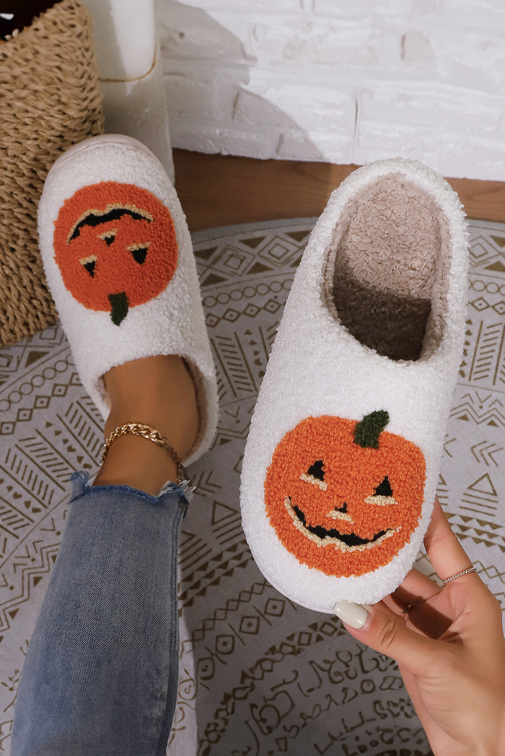 Plüsch-Hausschuhe mit Halloween-Kürbis-Aufdruck (fällt klein aus, eine Nummer größer)