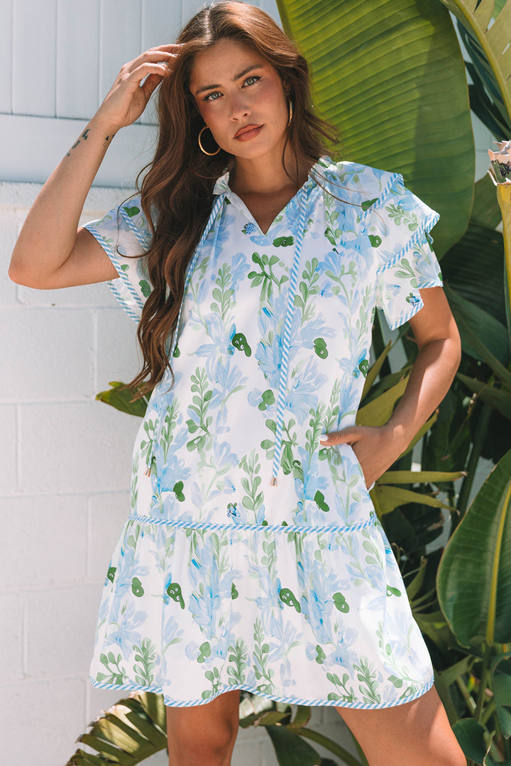 Jolie mini-robe à manches courtes superposées à fleurs bleu ciel