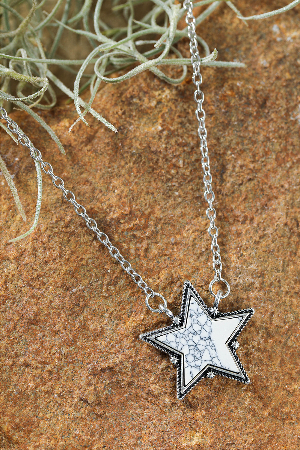 Collier chaîne avec pendentif en forme d'étoile