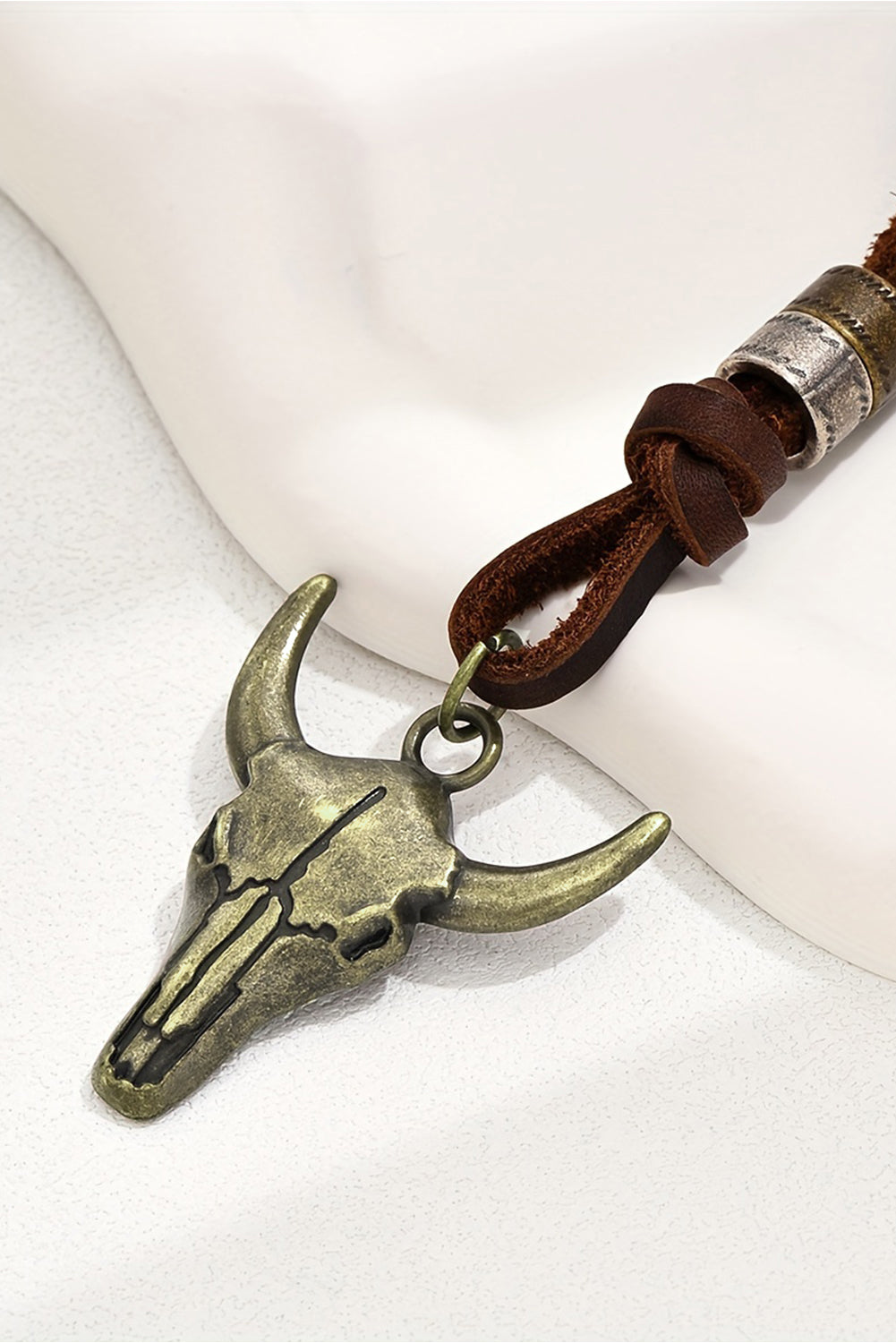 Collier avec pendentif tête de bœuf occidental