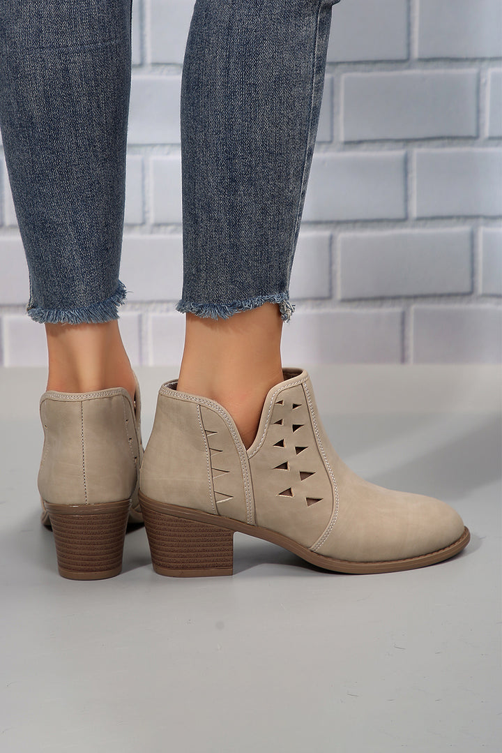 Bottines à talons et bout pointu en daim découpé