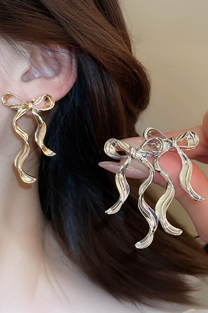 Ohrstecker aus plattierter Legierung in Schleifenknotenform