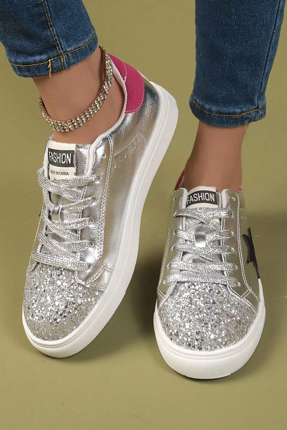 Flache Slipper mit metallischem Glanz und Sternmuster 