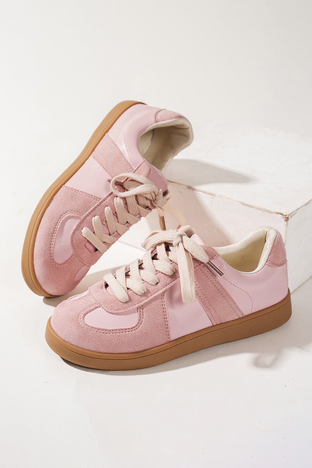 Zweifarbige Schnür-Sneaker aus Wildlederimitat mit Patches