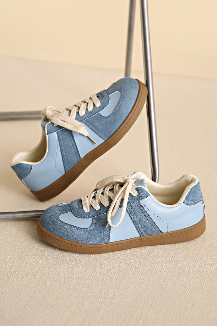 Zweifarbige Schnür-Sneaker aus Wildlederimitat mit Patches