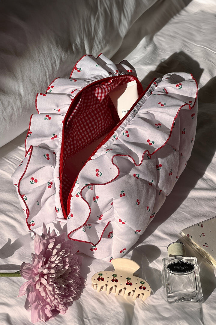Trousse de maquillage matelassée à imprimé cerises et à volants