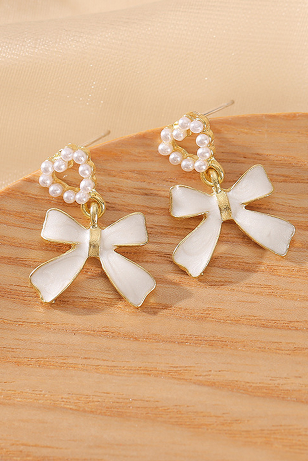 Perlenbesetzte Ohrringe mit Herz- und Schleifenknoten