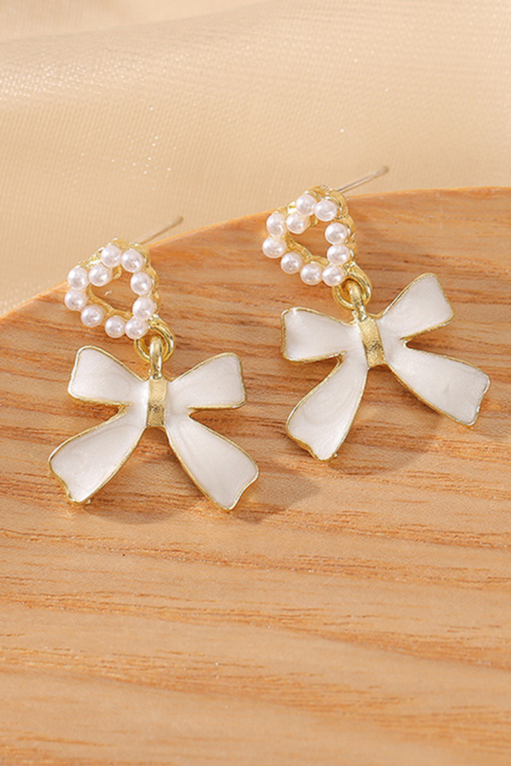 Perlenbesetzte Ohrringe mit Herz- und Schleifenknoten