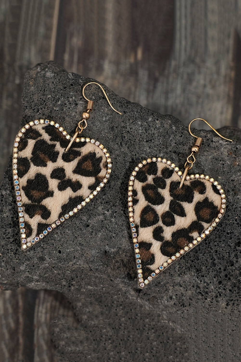 Boucles d'oreilles en forme de cœur à imprimé léopard et bordure en strass