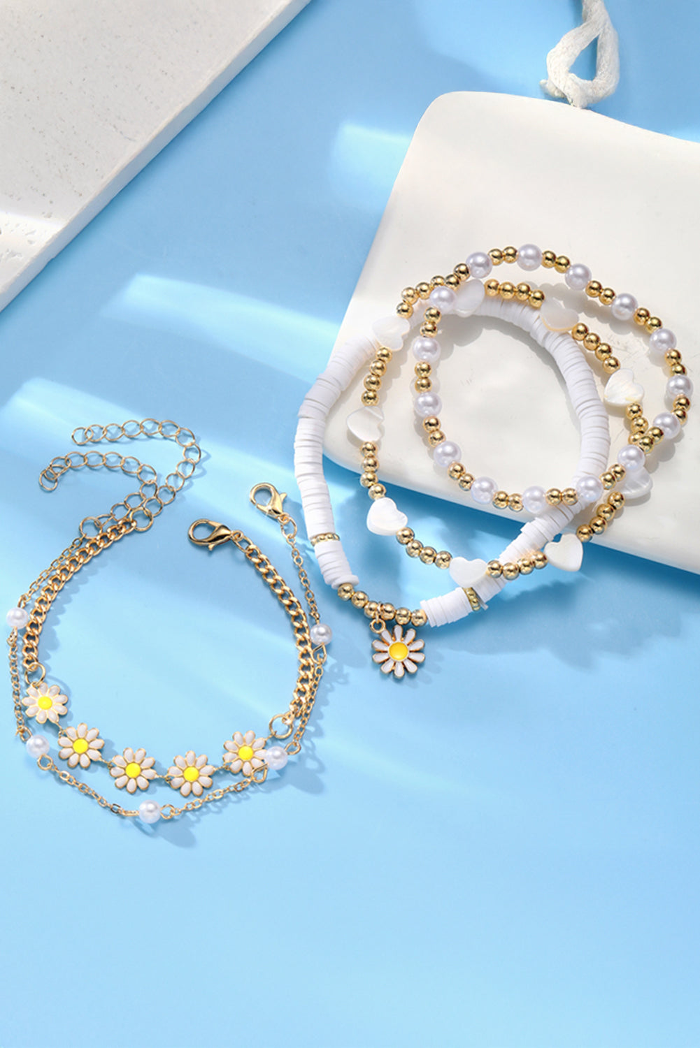 Mehrlagiges Armband-Set mit Gänseblümchen-Herzperlen