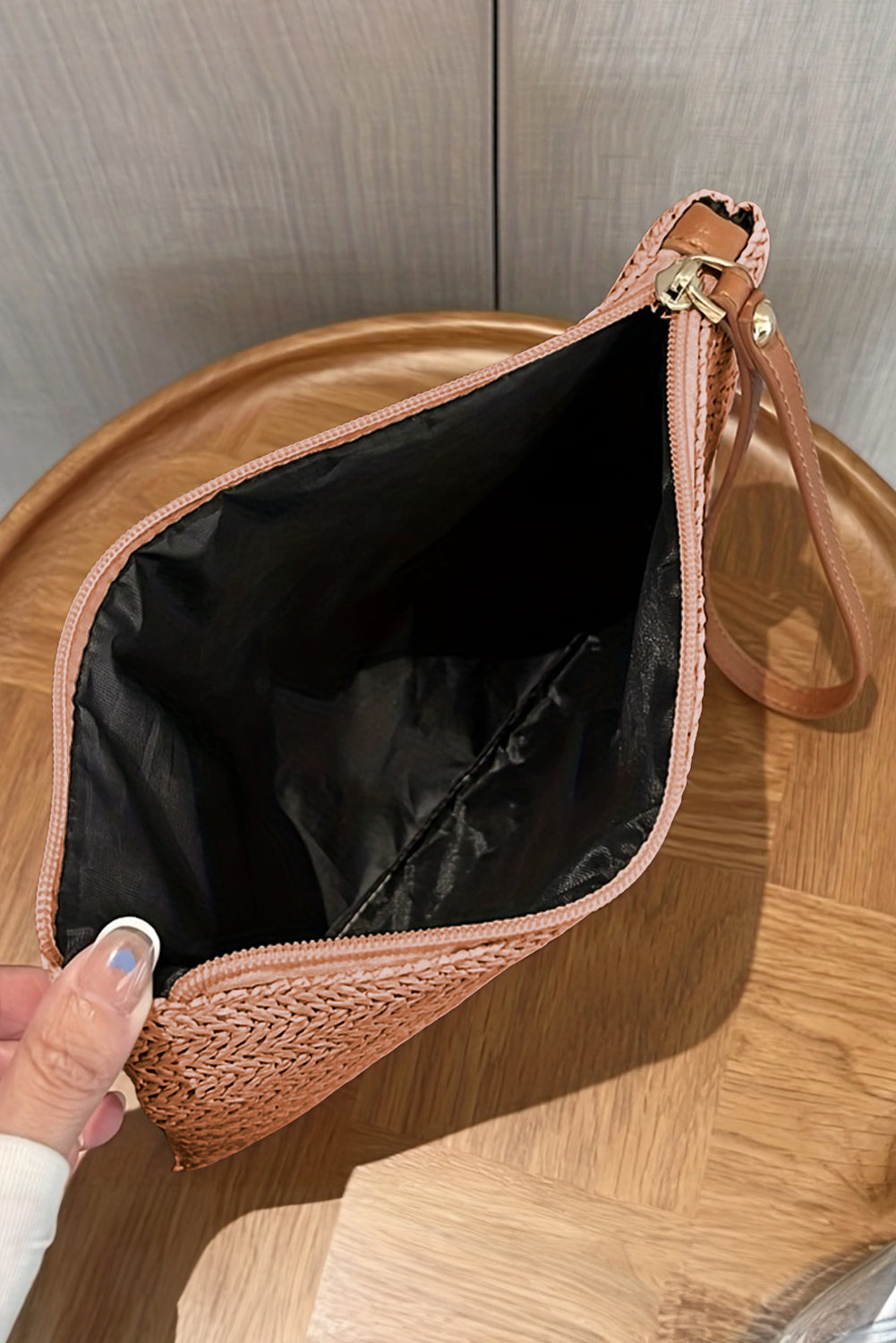 Grand portefeuille zippé avec dragonne en paille tissée