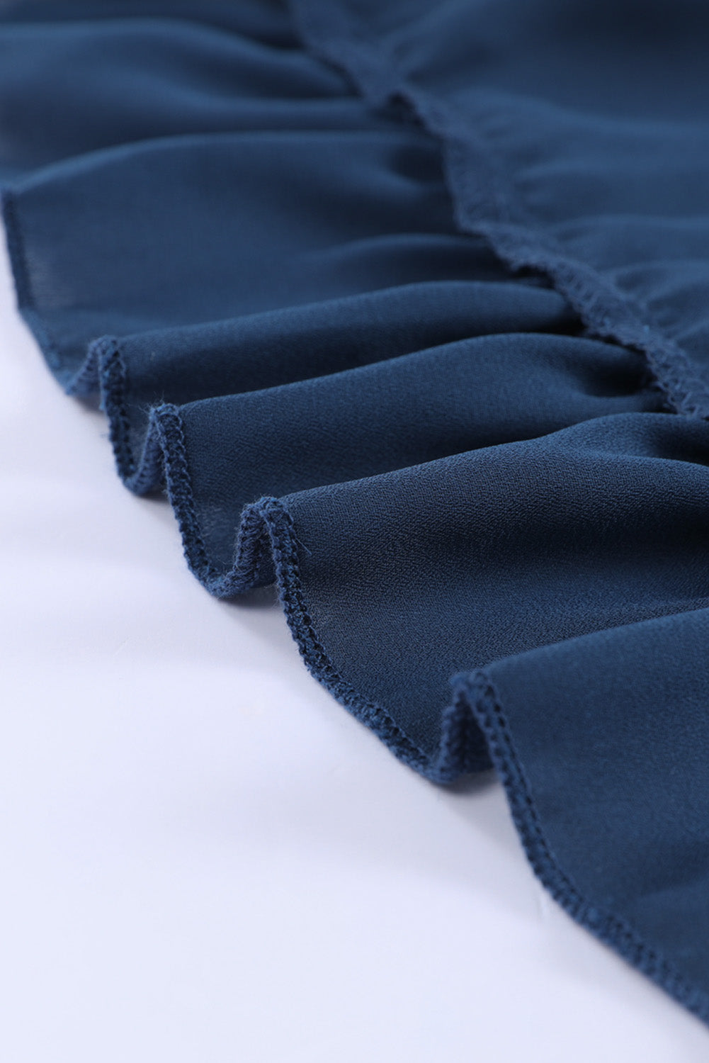 Robe courte à volants et manches longues à col en V foncé