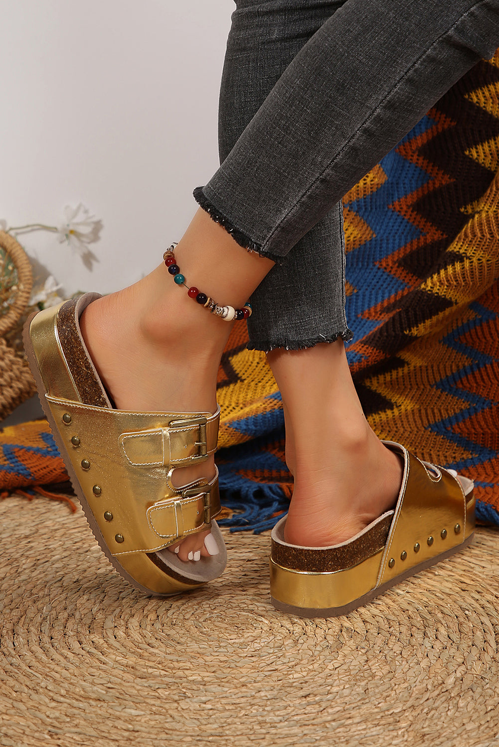 Plateau-Slipper aus Leder mit Nieten und Doppelschnalle 