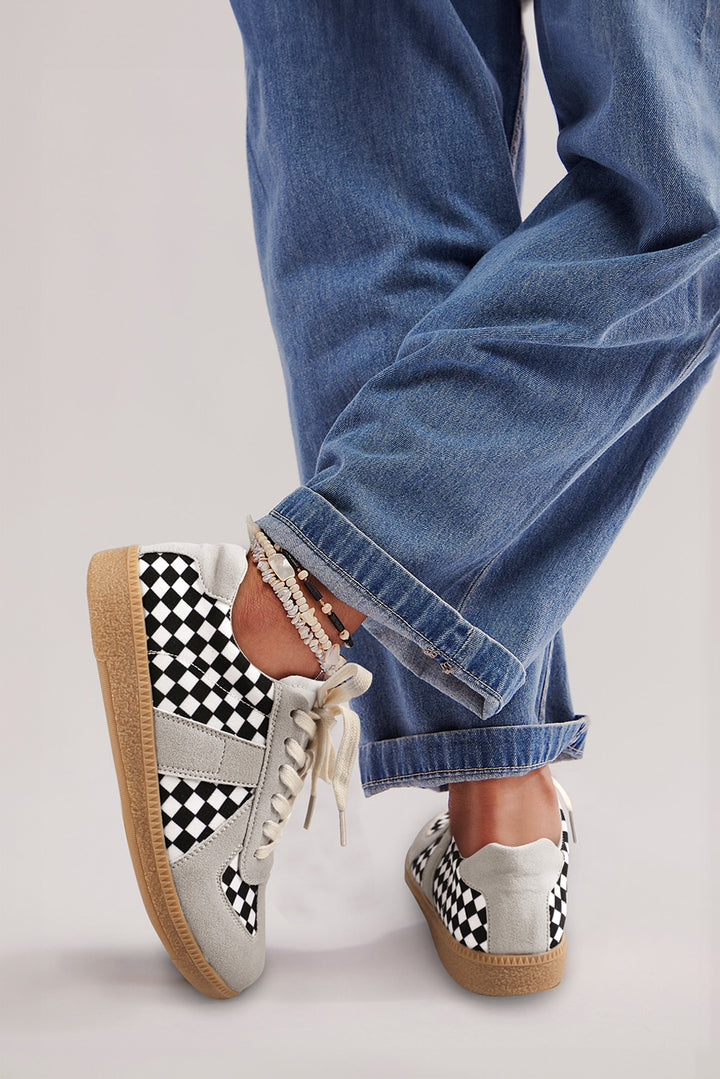Flache Schnürschuhe aus Kunstleder mit Schachbrettmuster und Patchwork