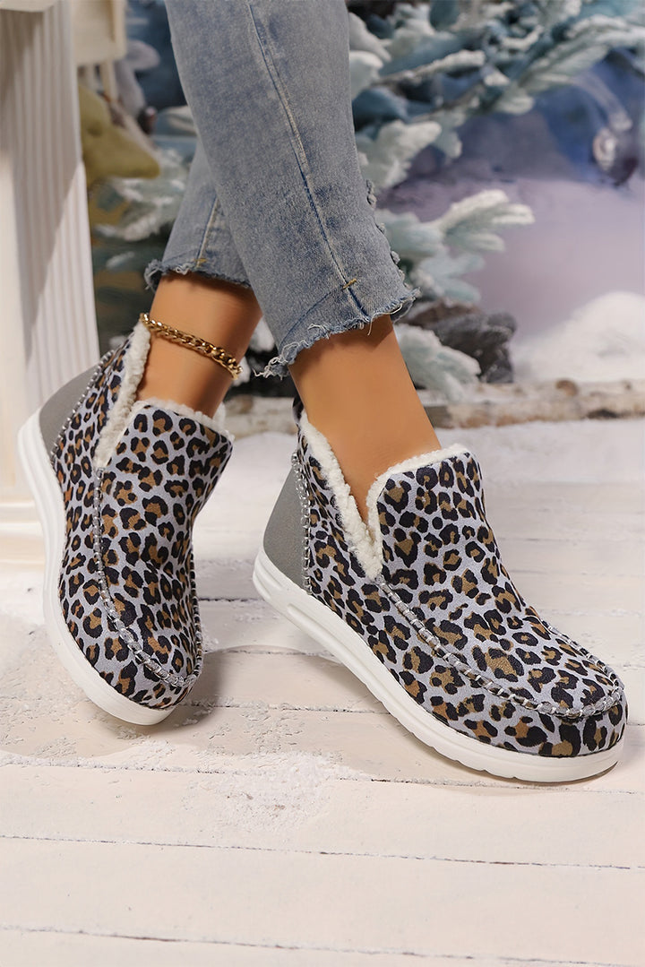 Flache Winterstiefel mit Leopardenmuster und Flicken am Knöchel