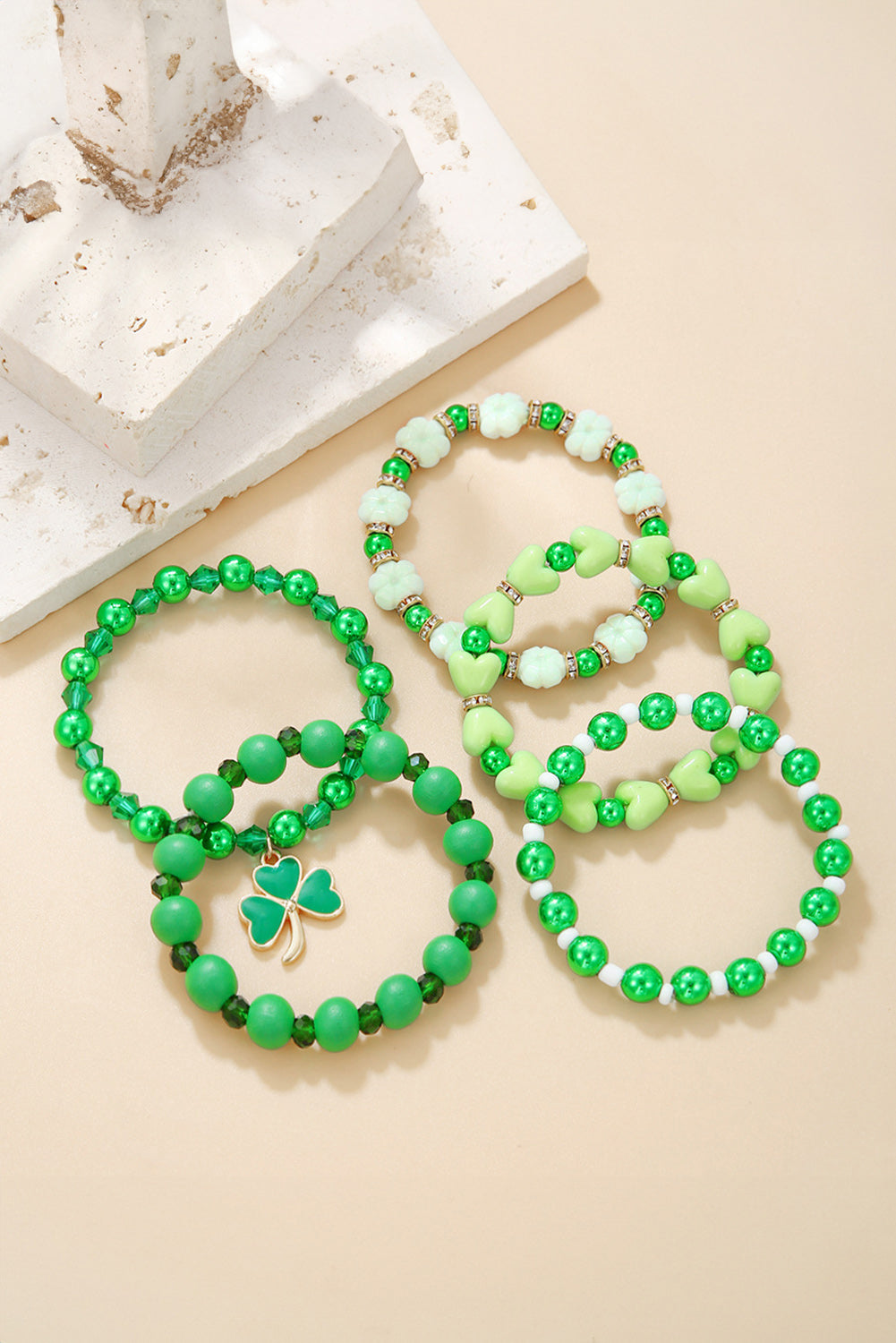 Ensemble de 5 bracelets avec pendentifs et perles en forme de trèfle