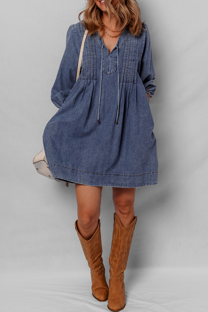 Robe mini en jean plissée à manches 3/4 et col en V noué