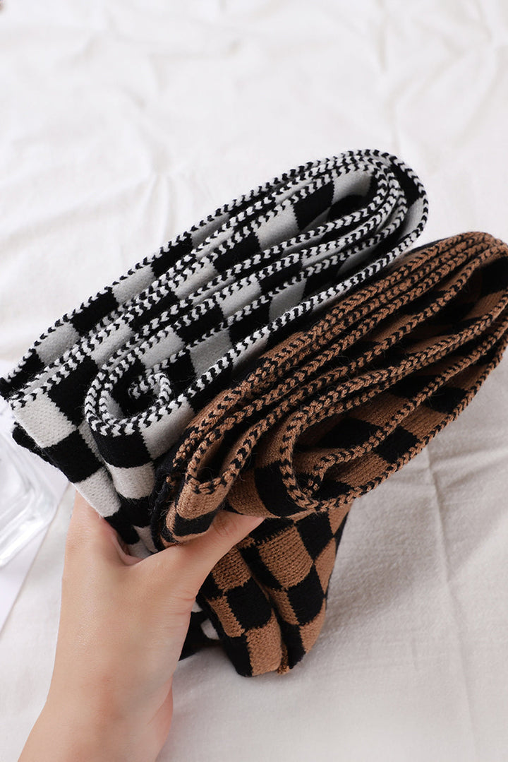 Weicher, warmer, großer Strickschal mit Karomuster