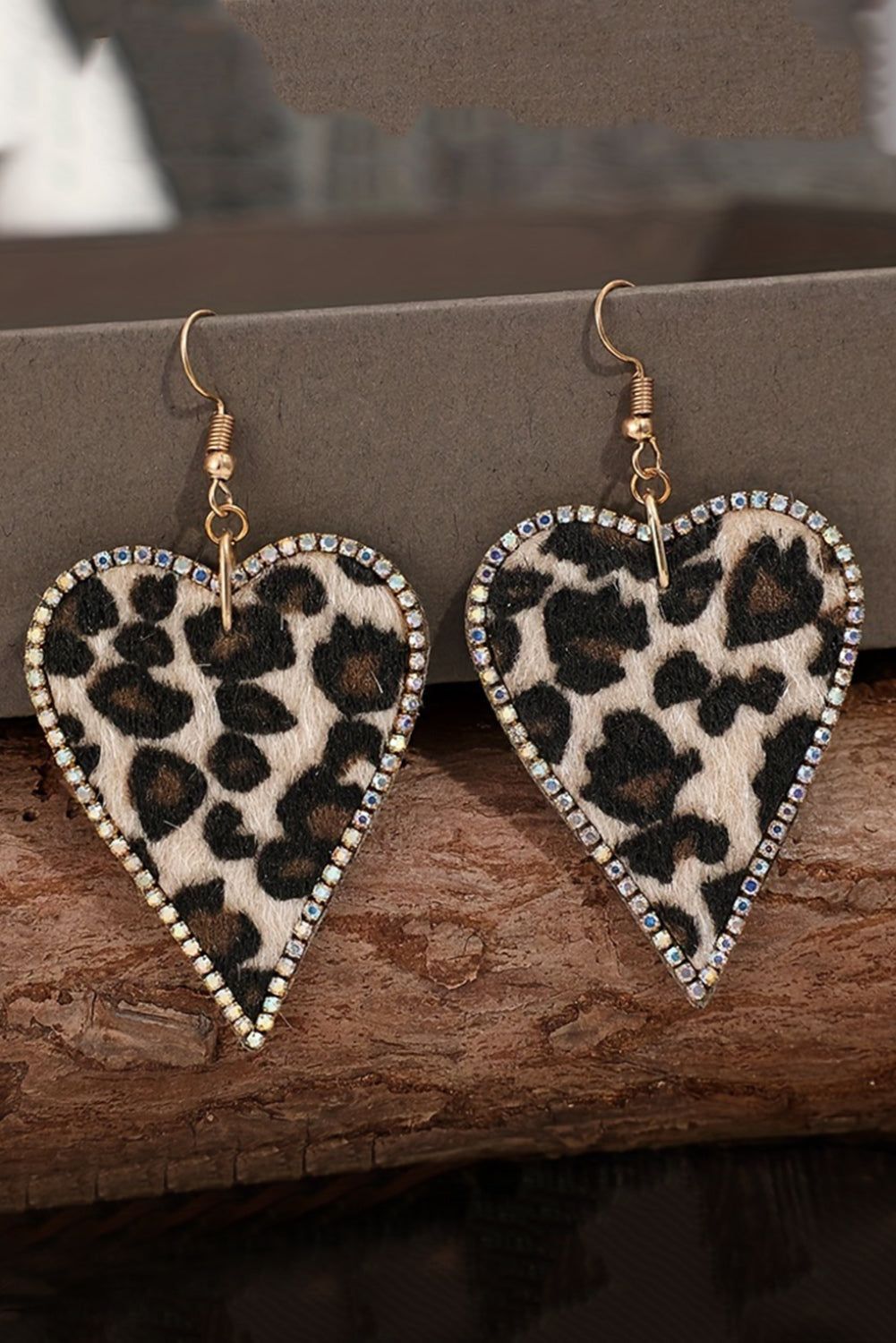 Boucles d'oreilles en forme de cœur à imprimé léopard et bordure en strass